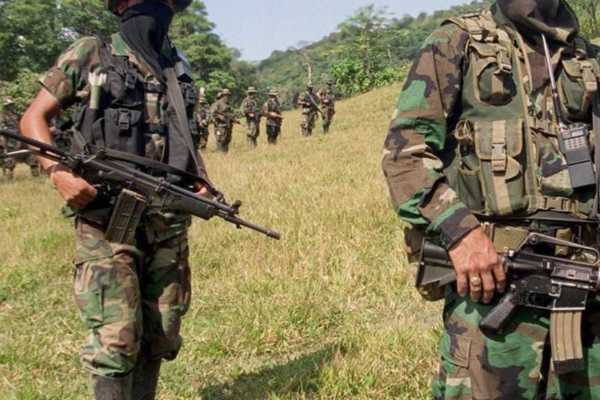 Gobierno colombiano bombardea a disidentes de las FARC en zona fronteriza con Venezuela