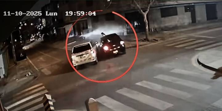 Joven en estado grave tras ser arrollada en el ‘cruce de la muerte’ de SJL: cámaras registraron impacto