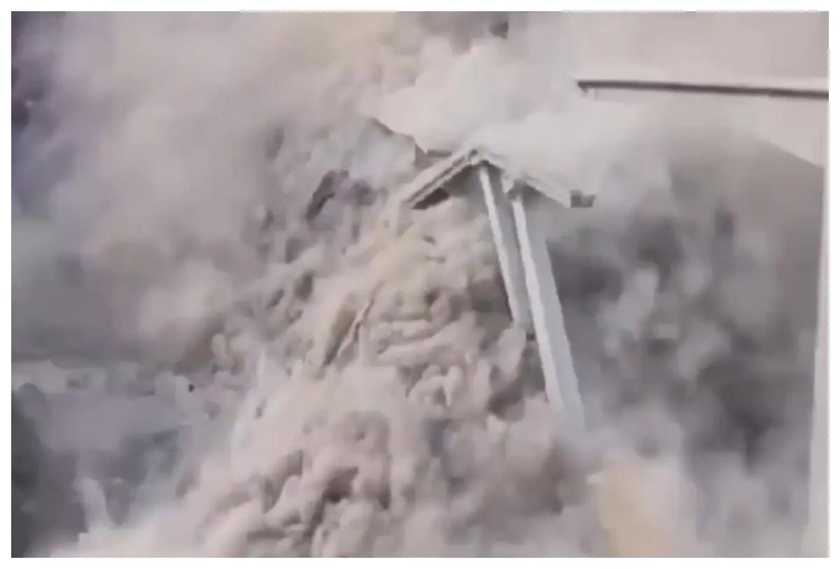 Puente recién inaugurado colapsó en China tras deslizamiento de tierra