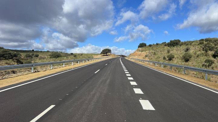 Concluyen las obras de acondicionamiento de la carretera de Logrosán a la EX-116 tras una inversión de casi dos millones de euros