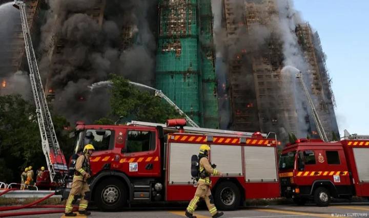 Tragedia en Hong Kong: Incendio voraz consume edificio y cobra la vida de al menos 13 personas (+Video)