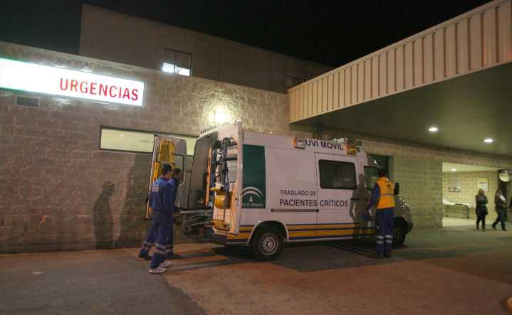 Dos personas heridas y trasladadas al hospital tras incendiarse una embarcación en Punta Umbría esta madrugada