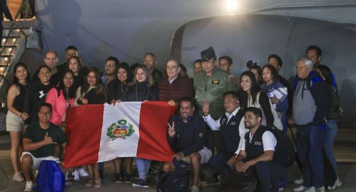 Peruanos varados en Jamaica por paso del huracán Melissa regresaron al país en vuelo oficial últimas