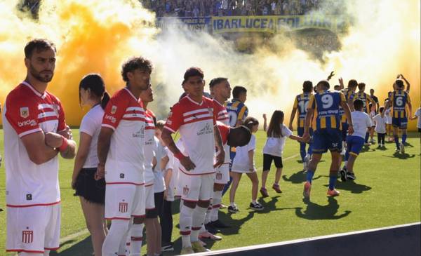 Estudiantes en medio del debate nacional sobre la AFA tras el pasillo de espaldas al Central "campeón"