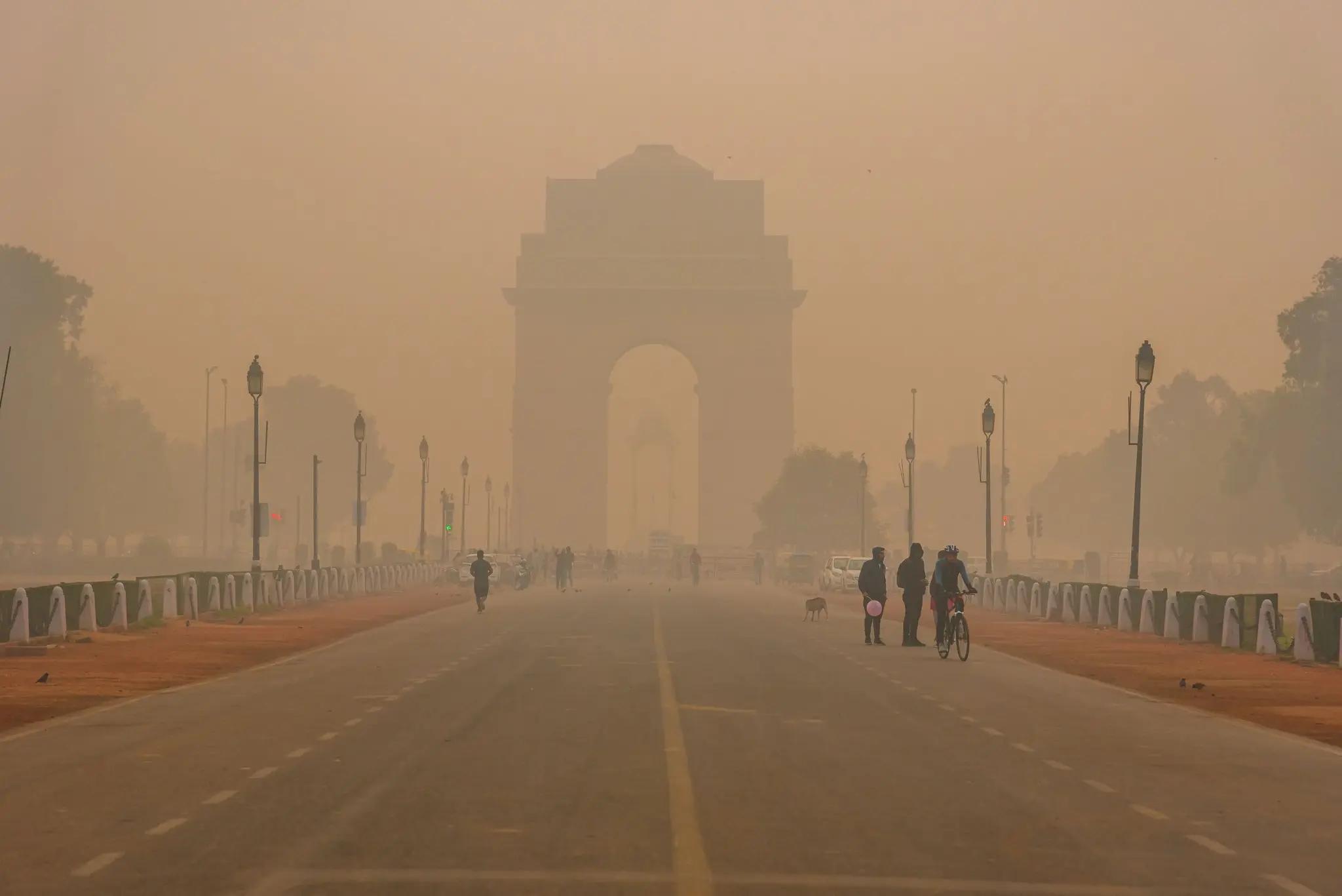 Delhi’s Air Crisis Hits “Life-Threatening” Level: 10 Key Reasons Behind The Health Emergency