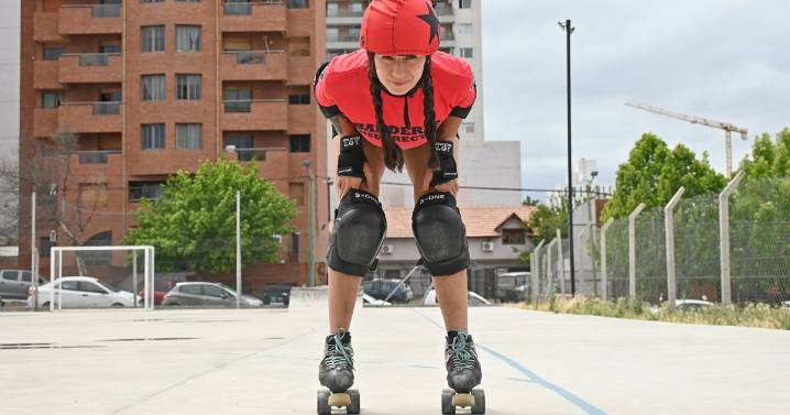 Romina, capitana de un equipo de roller derby de Neuquén: una lesión no le impidió llegar al podio