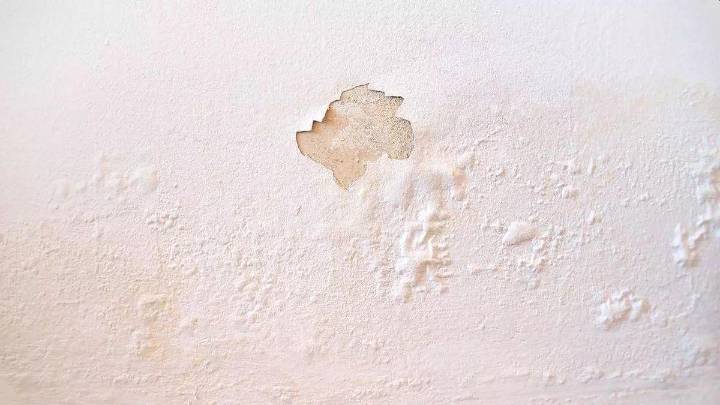 Las tres claves de un experto en humedades para tender la ropa dentro de casa en invierno: "Nunca aquí"