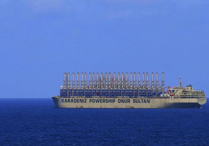 El «alto» riesgo de apagón lleva al Gobierno a acelerar el atraque de un buque central en La Luz