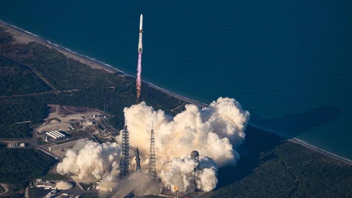 NASA sends twin spacecraft to Mars with a push from Blue Origin