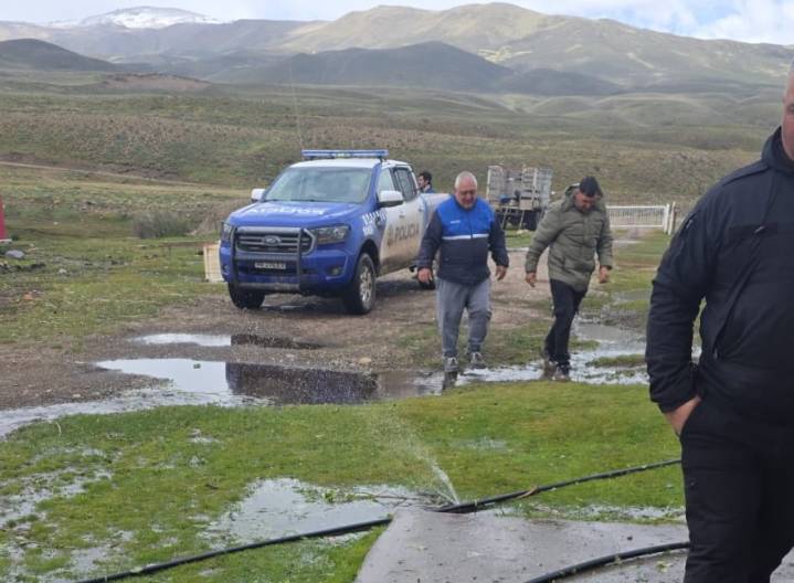Rescatan a dos hombres extraviados en una zona rural de difícil acceso en Los Antiguos