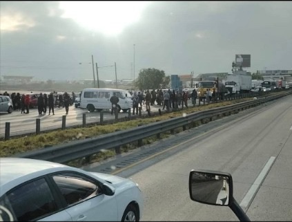 Bloquean transportistas la México