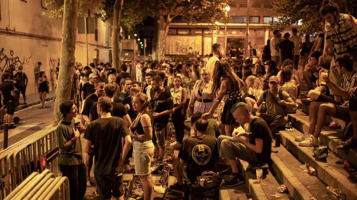 Las rutas de borrachera en Barcelona siguen activas pese a su prohibición total