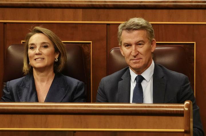 Feijóo acusa a Sánchez de ser “peligroso para la democracia” y el presidente defiende al fiscal general condenado