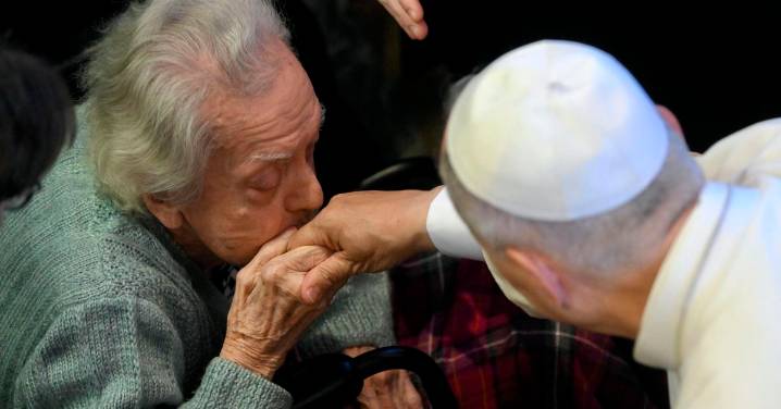 León XIV denuncia que se ha perdido respeto a los mayores al visitar una residencia en Estambul