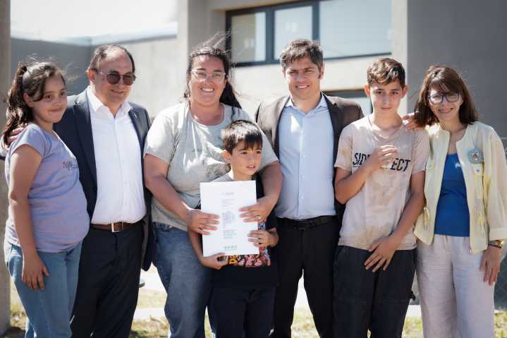 Hábitat | Kicillof, Batakis y Salomón entregaron trece viviendas