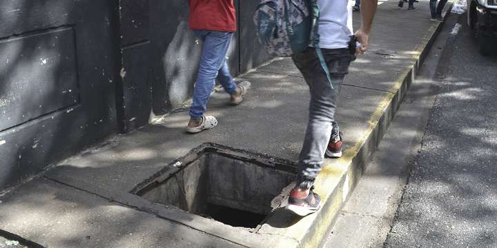 Alcantarilla pone en riesgo a peatones en la av. Bicentenario