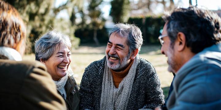 Un estudio confirmó que la amistad protege el cerebro y una vida social activa fortalece la memoria