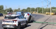 Hombre de 31 años resulta con lesiones tras volcadura en bulevar Camino del Seri, luego de impactar y derribar un poste