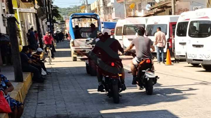 Policías se hacen de “la vista gorda” frente a motociclistas que no acatan el uso obligatorio de casco