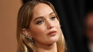 Jennifer Lawrence sigue pidiendo prestadas joyas de Sotheby’s, ¡y pronto saldrán todas a la venta!