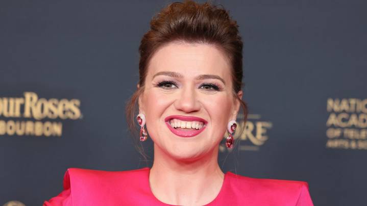 Kelly Clarkson Calls Out Former Manager Who Told Her to Get a Boob Job