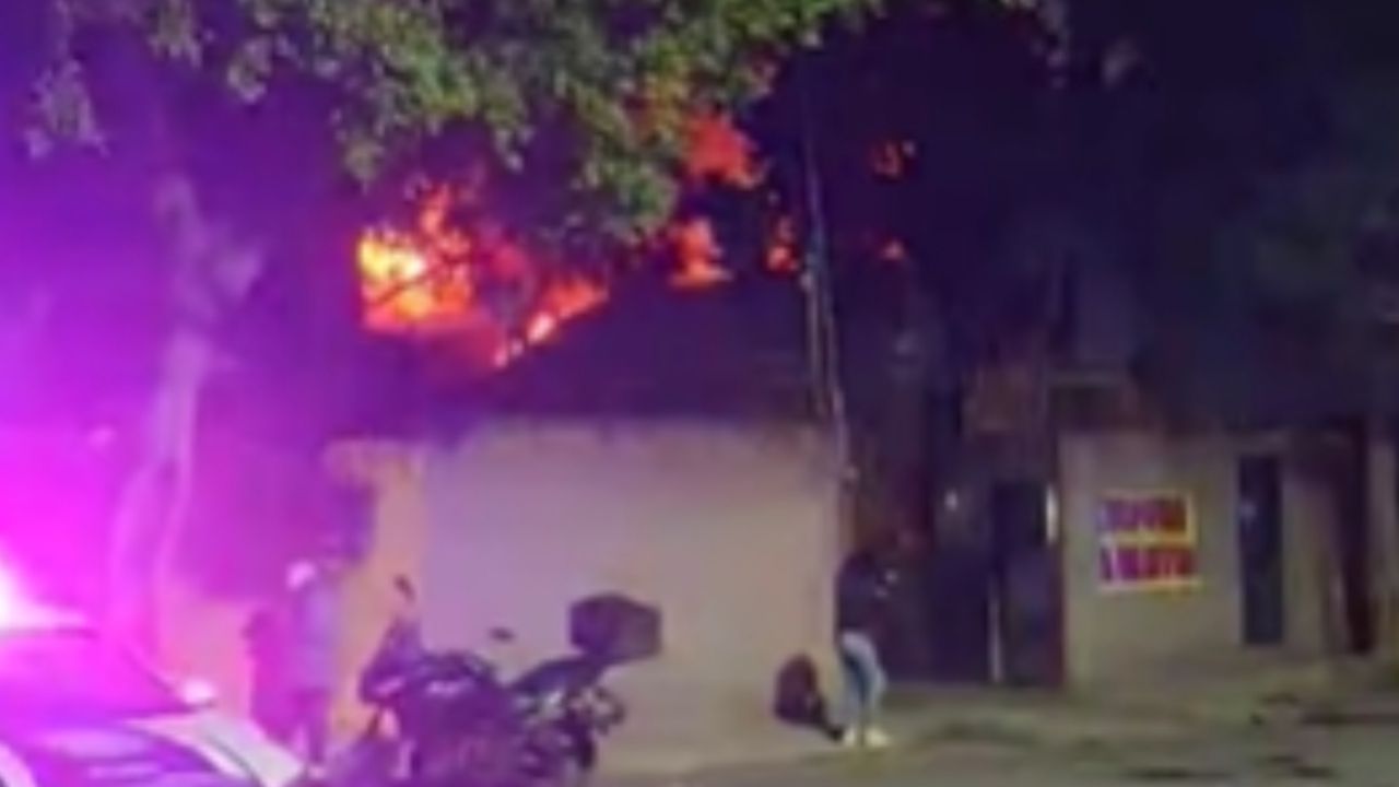 Fuerte incendio consume bodega de cartón en Iztapalapa, CDMX