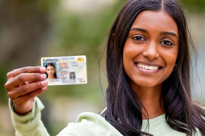 En 2025. Cuáles son los requisitos y documentos que deben presentar los migrantes para conducir legalmente en EE.UU.