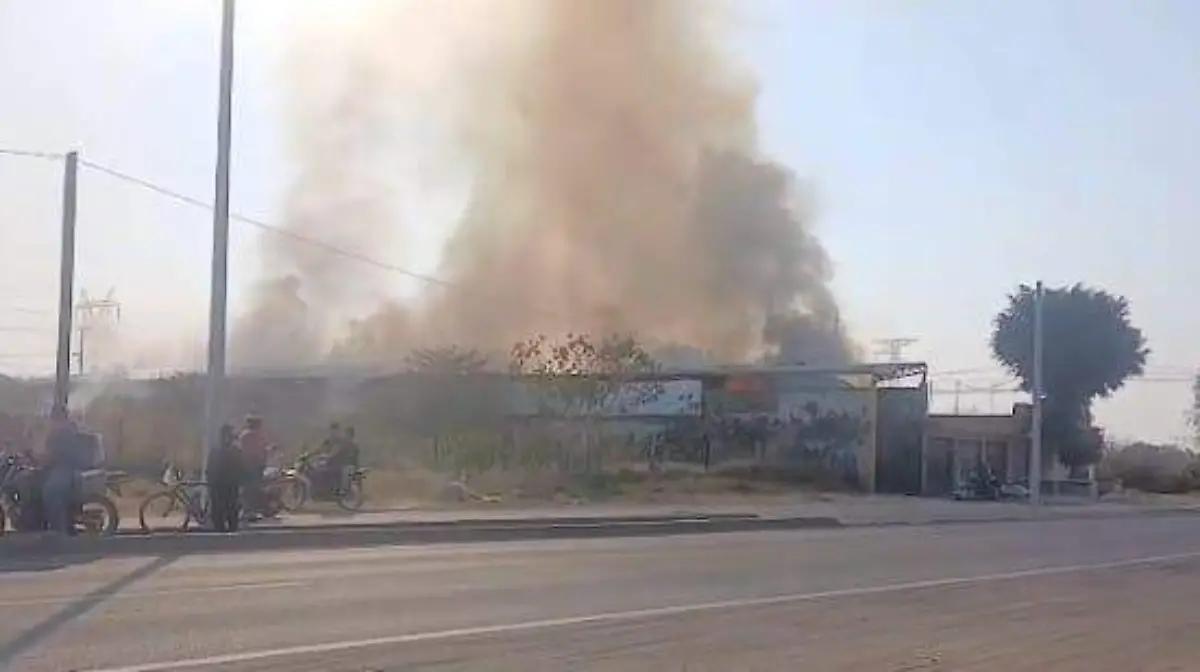 Se incendia bodega de pacas en el camino a San Miguel Octopan, Celaya
