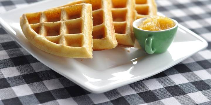 Waffles salados con papa y jamón: desayuno crujiente en 7 minutos