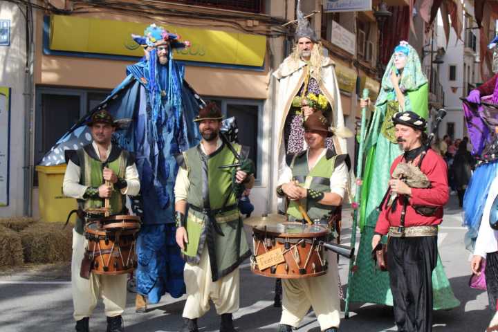La XVIII Muestra de Empresas y el Mercado Medieval llenan el centro de Mutxamel de comercio y actividades familiares