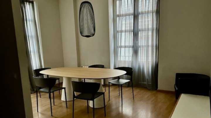 Recibiu moitas chamadas e estaba enviando mensaxes seguido pero a comida transcorreu con normalidade, dixo a xornalista que comeu con Mazón