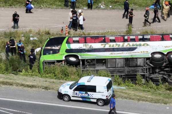 Un micro que llevaba militantes a un acto de Kicillof volcó: Hay dos muertos y varios heridos
