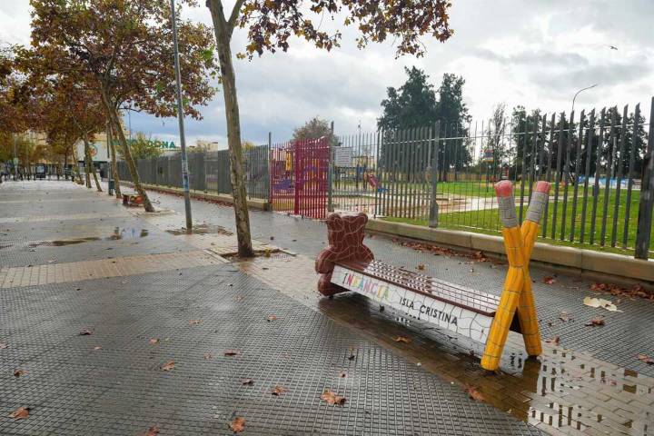 Isla Cristina activa el plan de emergencia ante la alerta naranja y otros pueblos cierran parques