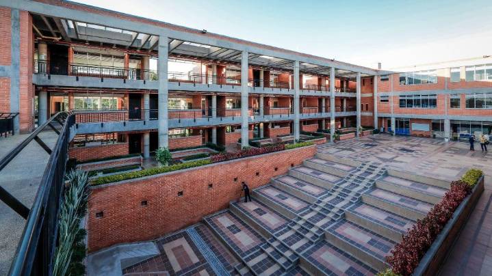 Denuncian demoras en proyectos para mejorar infraestructura educativa en Bogotá