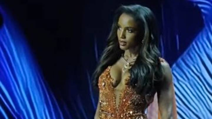 Miss Jamaica cae del escenario en preliminar de Miss Universo
