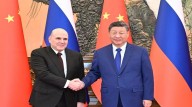 El presidente chino sostiene un encuentro con el primer ministro ruso para fortalecer la colaboración entre ambas naciones.
