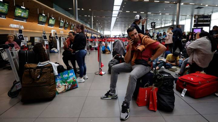 Experto da recomendaciones a viajeros varados en aeropuertos tras cancelación de vuelos a Venezuela