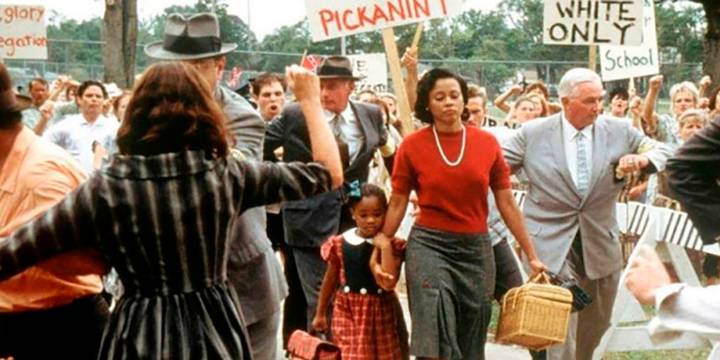 El coraje de la niña de seis años que desafió el racismo para ir al colegio: una multitud enojada, custodia del FBI y un aula vacía