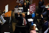 Recriminan represión en marcha; responde Noroña: fascistas