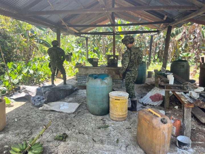 Ejército Nacional desmantela laboratorio de procesamiento de cocaína de la Estructura Primera Armando Ríos en el Guaviare