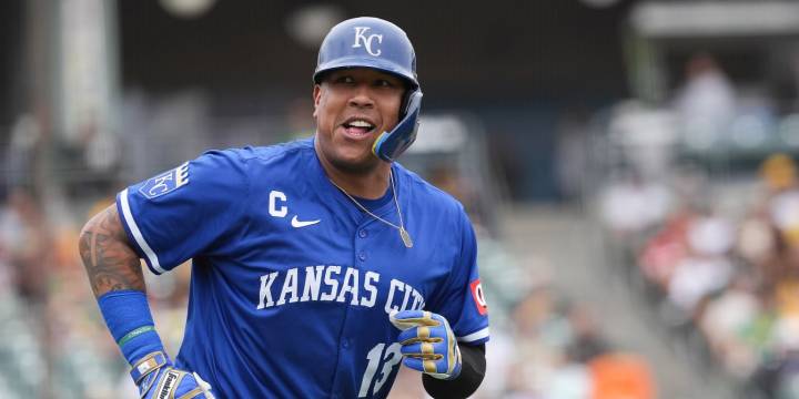 Salvador Perez agrees to two-year contract with Royals