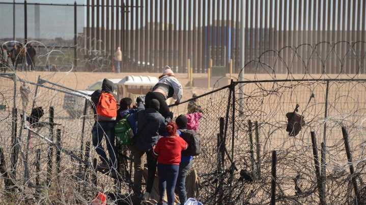 ‘Polleros’ Tramitaban Asilos para Cruzar por México Hacia EUA: Así Operaba Red de Traficantes