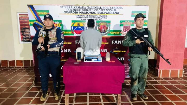 Detienen a sujeto por posesión ilícita de presunta droga en Falcón