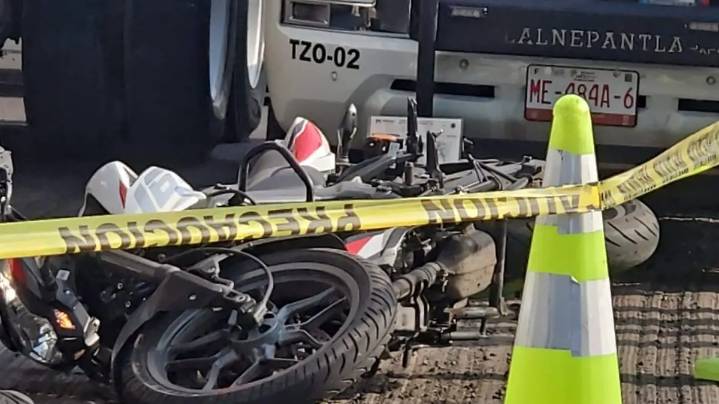 Muere motociclista al ser atropellado por tráiler en Tlalnepantla