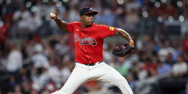 Braves bring back RHP Raisel Iglesias on one