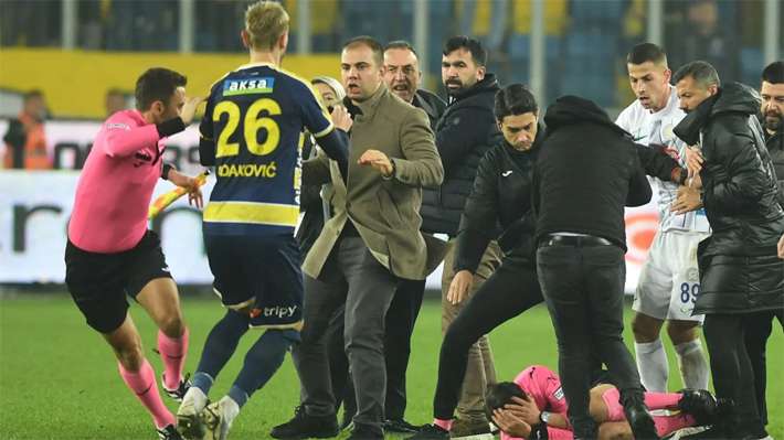 El tremendo escándalo que azota al fútbol turco Dos dirigentes también fueron arrestados.