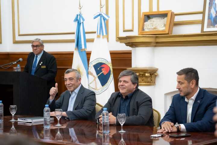 Fabián Leguizamón: “La cesión de áreas hidrocarburíferas permitirá generar más producción y empleo genuino para los santacruceños”