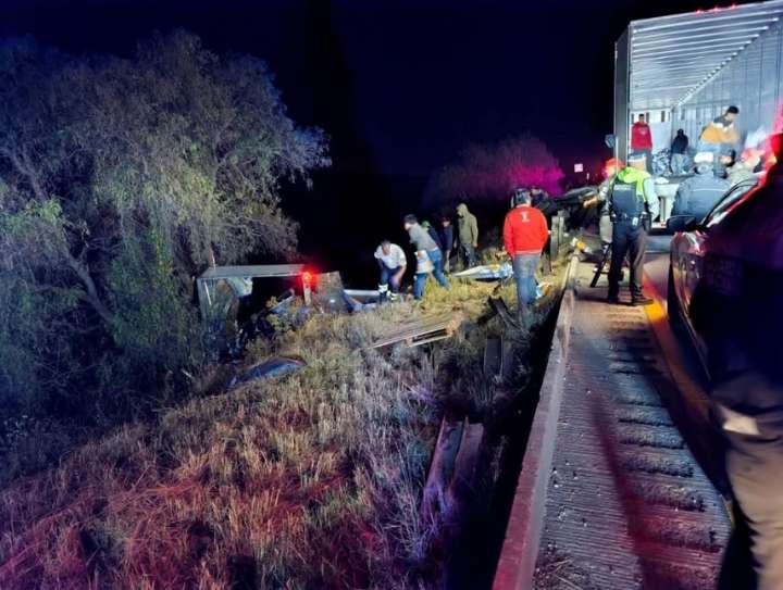 Volcó tráiler cargado con papas fritas en Tepeji