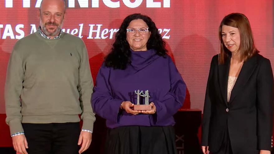 La artista de Altea Tere Martínez "L’Algarenya" recibe el Premio Consejo Social de la cátedra Anneta Nicoli de la UMH