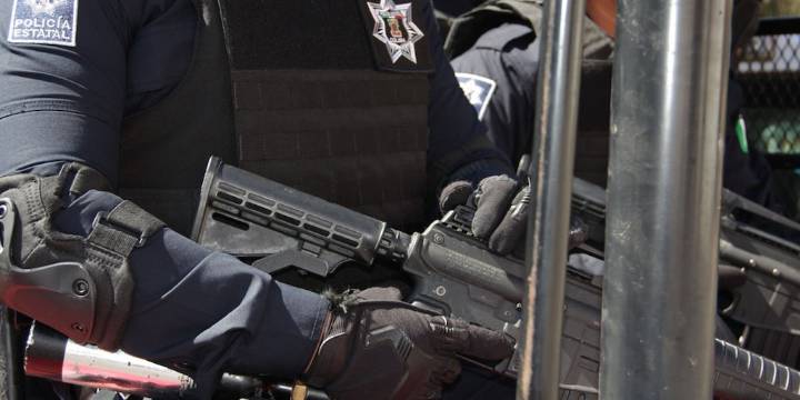 Dos adolescentes disparan contra policía municipal y son detenidos en Villa de Álvarez, Colima